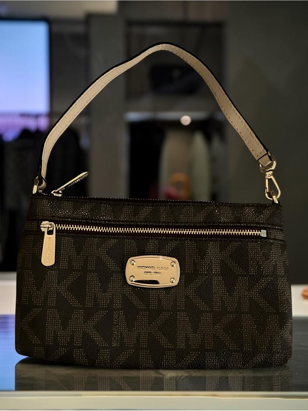 IN PERFECT CONDITION! MICHAEL KORS JET SET LARGE EAST/WEST SIGNATURE WRISTLET